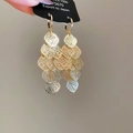 Detalle de los pendientes geométricos de flecos con rombos de malla en dos tonos - Dorado - Forma de Rombo