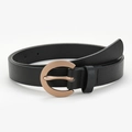 Cintura nera da donna in pelle con fibbia a C color oro rosa su sfondo bianco pulito - Nero / 105cm