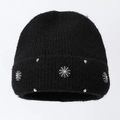Detail einer schwarzen Strickmütze mit silbernen Schneeflocken-Anhängern und kleinen Strasssteinen - Einheitsgröße / Schwarz (Schneeflocke)
