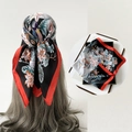 Blumen-Satin-Seidentuch mit Papageien-Print in Schwarz und Rot, als Haarband verwendet - L7349-Schwarz