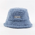 Bob en laine d'agneau bleue avec un écusson textile cousu pour un style automne-hiver - Taille unique / Bleu
