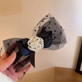 Barrette élégante en résille noire à pois avec nœud satiné et perles blanches d'ornement - Pince À Cheveux N° 88 - Noire