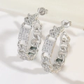 Dettaglio di orecchini a cerchio a C in argento con pavé di zirconi cubici scintillanti - Catena (ES2769-2) / Argento