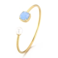 Gouden open armband met een lichtblauwe vierkante edelsteen en ronde witte parel - Hemelsblauwe Edelsteen + Goud (KB123025-K)
