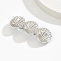 Elegante zilveren metalen haarklem met drie schelpvormen op witte achtergrond - Zilver