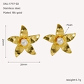 Dettagli macro di orecchini a fiore placcati oro 18k con perla e dimensioni - Stile Perla
