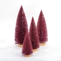 Set mit vier weinroten Flaschenbürsten-Weihnachtsbäumen mit Holzsockel und rotem Glitzer - 10cm / Rosarot