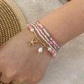 Detail eines mehrlagigen Perlenarmband-Sets mit Seestern- und Perlenanhängern am Handgelenk - 2# Rosa Seestern & Perlen Stil