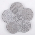 Macro-opname van bloemvormige siliconen reinigingsmat voor make-upborstels met texturen - Grijs
