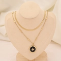 Détail d'un collier à double chaîne dorée avec pendentif croix sur un mannequin de cou - 9# Croix Ronde