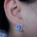 Elegante oorknopjes met smaragd geslepen zirkonia en halo design in premium zilveren look - Wit Zirkoon