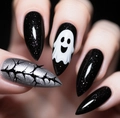 Dettaglio macro di unghie finte per Halloween con glitter neri e motivi a forma di fantasma - Stile Fantasma Glitter Nero Stellato (AW475)