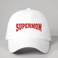 Detailopname van witte katoenen baseballpet met rode Supermom geprinte tekst op de voorkant - Eén maat / Wit