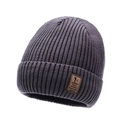 Bonnet en tricot gris foncé pour homme avec écusson en cuir pour les sports d'hiver - gris foncé
