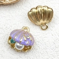Colgante de concha dorada y concha de esmalte morado con perla blanca y gema azul - Vieira de Perla y Strass Púrpura