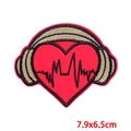 Patch ricamata cuore rosso con cuffie dorate e dettaglio ECG, misura 7.9x6.5cm - Cuore Cuffie (PE8963CT)