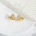 Makro-Detail goldener Herzohrringe mit halb polierter und halb pavé-gefasster Oberfläche - Gold Herz