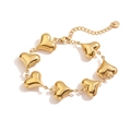 Pulsera de acero inoxidable chapado en oro de 18K con múltiples dijes de corazones - Dorado