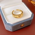 Primer plano de un anillo ajustable chapado en oro con circón en un estuche azul - Estilo Abierto Wulu Chapado en Oro Real / Dorado