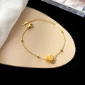 Bracciale in acciaio inossidabile dorato con ciondolo a cuore e perle su base beige - 16+5cm / Bracciale / Oro