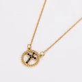 Detailopname van de gouden roestvrijstalen ketting met zwarte stenen kruishanger - Goud [Zwarte Zirkonia]
