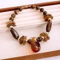 Dettaglio della collana vintage con perline occhio di tigre, ciondolo a cuore e sfere dorate - Collana-Oro-Caffè (Con Pendente a Goccia)