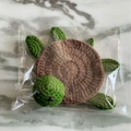Posavasos de tortuga hecho a mano en marrón y verde en una bolsa de plástico clara - Posavasos de Tortuga