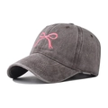 Detalle del bordado de lazo rosa en gorra de béisbol de algodón lavado gris oscuro - Ajustable / Lazo Color Café