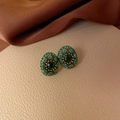 Boucles d'oreilles vintage avec pierre vert foncé et cristaux bleus fini doré - Boucles d'Oreilles Clous Émeraude Ovales Vintage Or Antique