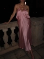 Elegante abito lungo in raso rosa con scollo a V e pieghe drappeggiate da festa - S / Rosa