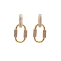 Vue détaillée des boucles d'oreilles dorées avec zircone et anneaux emboîtés - Zircon Blanc
