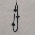 Detail einer schwarzen Handy-Perlenkette mit drei 3D-Herzanhängern als Zubehör - 3 Herzen Schwarze Handykette