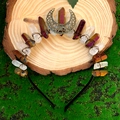Détail d'une couronne en cristal naturel avec croissant de lune sur fond de mousse - Style Grande Lune Cristal Blanc Violet