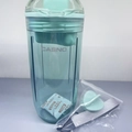 Shaker de protéines bleu clair translucide avec sangle grise et couvercle vert - Type AS (Corde sans logo) / Bleu