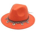 Dettaglio cappello stile bohémien arancione a tesa larga con perline e ciondoli - Arancione