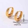 Dettaglio di orecchini a U in oro lucido con indicazione delle dimensioni 1,8cm e 0,6cm - Oro Lucido