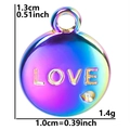 Dettagli del ciondolo LOVE in acciaio arcobaleno che mostrano la misura di 1,3 cm e peso - Arcobaleno
