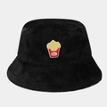 Dettaglio della morbida trama in peluche nera e ricamo di patatine fritte sul cappello a secchiello - M (56-58cm) / Nero (Patatine Fritte)