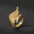 Vergoldeter Edelstahlring mit Engelsflügeln und detaillierter Federstruktur auf schwarzem Grund - US 9 / Gold
