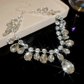 Détail d'un collier de fleurs argenté avec gouttes de cristal sur velours beige - 34# Collier-Gemme Goutte d'eau Argent