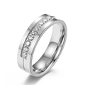 Anello minimalista in acciaio al titanio argento con fila di zirconi cubici incastonati - Taglia 6 / Argento con strass