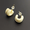 Elegantes pendientes de aro en C color crema con borde dorado y cierres de silicona - Blanco lechoso