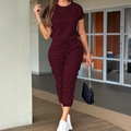 Tuta casual bordeaux da donna con maniche corte, tasche cargo e coulisse in vita - S / Borgogna