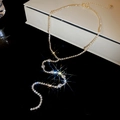 Dettaglio macro della collana tennis argento a forma di Y con diamanti tondi brillanti - Oro