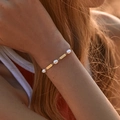 Elegante bracciale in ottone placcato oro 18K con perle d'acqua dolce sul polso - Stile Rigato Oro e Perla (KB0302)