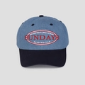 Dettaglio del ricamo Sundays Running Club su cappello in denim blu e nero - M(56-58cm) / Azzurro