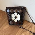 Dettaglio borsa a tracolla bohémien in guscio di cocco con fiore bianco e perline di legno - Collana-Caffè-Bianco-Fiore