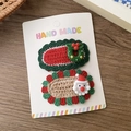 Detail von handgestrickten Weihnachts-Haarspangen mit Weihnachtsmann und Kranz-Motiv - Kranz Und Weihnachtsmann Stil