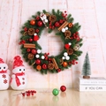 Kerstkrans met dennenappels, rode bessen en sinaasappelschijfjes op houten wand - Traditionele dennenappel & rode bes stijl / Stijl 1