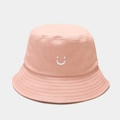 Dettaglio del cappello alla pescatora rosa con ricamo smiley bianco e trama in cotone - M (56-58cm) / Rosa